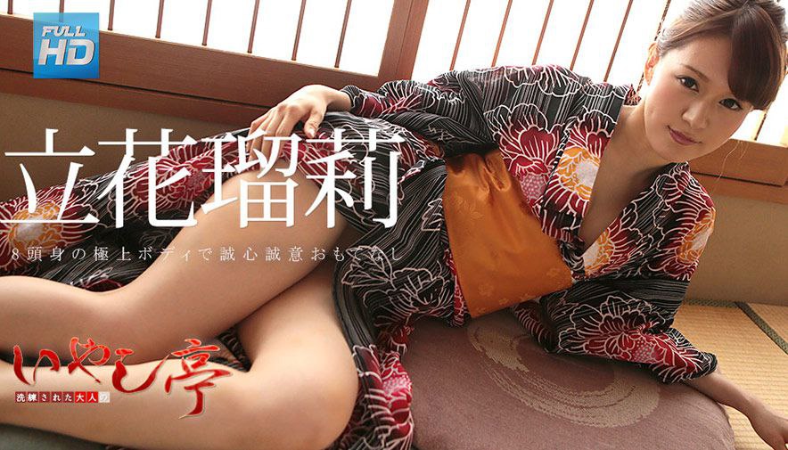 现在流行野外自拍，女主播一边抠穴自慰超淫荡